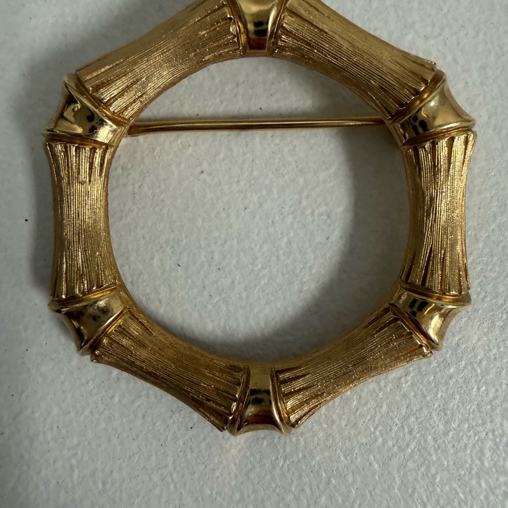 Vintage Avon Gold Tone Bamboo-Inspired Brooch 1974 - Picture 6 of 7